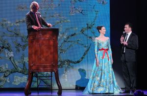 27-03-2015 SHOWBIZZ; STICHTING HULPHOND HAALT MEGA BEDRAG VAN �539.000.00 OP. Hulphond Nederland bestaat al 30 jaar. Nu was er weer een groot gala feest in Studio 21 te Hilversum. Vele prominenten waren gekomen uit zakelijk NL. Veiling meester JOB UBBENS wist met 15 kavels een mega bedrag op te halen waar HULPHOND NL weer mooie dingen mee kan gaan doen.
foto: Albert den Iseger