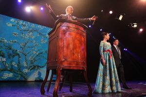 27-03-2015 SHOWBIZZ; STICHTING HULPHOND HAALT MEGA BEDRAG VAN �539.000.00 OP. Hulphond Nederland bestaat al 30 jaar. Nu was er weer een groot gala feest in Studio 21 te Hilversum. Vele prominenten waren gekomen uit zakelijk NL. Veiling meester JOB UBBENS wist met 15 kavels een mega bedrag op te halen waar HULPHOND NL weer mooie dingen mee kan gaan doen.
foto: Albert den Iseger