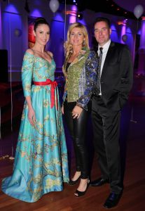 27-03-2015 SHOWBIZZ; STICHTING HULPHOND HAALT MEGA BEDRAG VAN �539.000.00 OP. Hulphond Nederland bestaat al 30 jaar. Nu was er weer een groot gala feest in Studio 21 te Hilversum. Vele prominenten waren gekomen uit zakelijk NL. Veiling meester JOB UBBENS wist met 15 kavels een mega bedrag op te halen waar HULPHOND NL weer mooie dingen mee kan gaan doen.
foto: Albert den Iseger