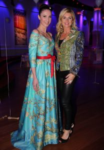 27-03-2015 SHOWBIZZ; STICHTING HULPHOND HAALT MEGA BEDRAG VAN �539.000.00 OP. Hulphond Nederland bestaat al 30 jaar. Nu was er weer een groot gala feest in Studio 21 te Hilversum. Vele prominenten waren gekomen uit zakelijk NL. Veiling meester JOB UBBENS wist met 15 kavels een mega bedrag op te halen waar HULPHOND NL weer mooie dingen mee kan gaan doen.
foto: Albert den Iseger