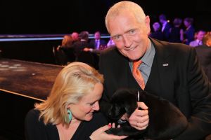 27-03-2015 SHOWBIZZ; STICHTING HULPHOND HAALT MEGA BEDRAG VAN �539.000.00 OP. Hulphond Nederland bestaat al 30 jaar. Nu was er weer een groot gala feest in Studio 21 te Hilversum. Vele prominenten waren gekomen uit zakelijk NL. Veiling meester JOB UBBENS wist met 15 kavels een mega bedrag op te halen waar HULPHOND NL weer mooie dingen mee kan gaan doen.
foto: Albert den Iseger