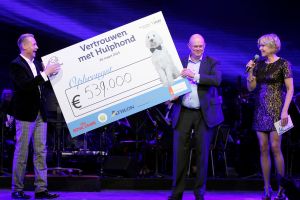27-03-2015 SHOWBIZZ; STICHTING HULPHOND HAALT MEGA BEDRAG VAN �539.000.00 OP. Hulphond Nederland bestaat al 30 jaar. Nu was er weer een groot gala feest in Studio 21 te Hilversum. Vele prominenten waren gekomen uit zakelijk NL. Veiling meester JOB UBBENS wist met 15 kavels een mega bedrag op te halen waar HULPHOND NL weer mooie dingen mee kan gaan doen.
foto: Albert den Iseger