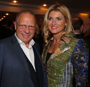 27-03-2015 SHOWBIZZ; STICHTING HULPHOND HAALT MEGA BEDRAG VAN �539.000.00 OP. Hulphond Nederland bestaat al 30 jaar. Nu was er weer een groot gala feest in Studio 21 te Hilversum. Vele prominenten waren gekomen uit zakelijk NL. Veiling meester JOB UBBENS wist met 15 kavels een mega bedrag op te halen waar HULPHOND NL weer mooie dingen mee kan gaan doen.
foto: Albert den Iseger