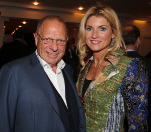 27-03-2015 SHOWBIZZ; STICHTING HULPHOND HAALT MEGA BEDRAG VAN �539.000.00 OP. Hulphond Nederland bestaat al 30 jaar. Nu was er weer een groot gala feest in Studio 21 te Hilversum. Vele prominenten waren gekomen uit zakelijk NL. Veiling meester JOB UBBENS wist met 15 kavels een mega bedrag op te halen waar HULPHOND NL weer mooie dingen mee kan gaan doen.
foto: Albert den Iseger