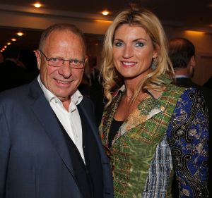 27-03-2015 SHOWBIZZ; STICHTING HULPHOND HAALT MEGA BEDRAG VAN �539.000.00 OP. Hulphond Nederland bestaat al 30 jaar. Nu was er weer een groot gala feest in Studio 21 te Hilversum. Vele prominenten waren gekomen uit zakelijk NL. Veiling meester JOB UBBENS wist met 15 kavels een mega bedrag op te halen waar HULPHOND NL weer mooie dingen mee kan gaan doen.
foto: Albert den Iseger