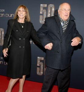 05-03-2016 SHOWBIZZ; HENNY MIEKE DE VROUW VAN WILLEM VAN KOOTEN OVERLEDEN
De vrouw van Willem van Kooten, Henny Mieke, is op 69-jarige leeftijd overleden.
Hij meldt het overlijden in een rouwadvertentie.
Van Kooten (75) is vooral bekend onder zijn DJ-naam Joost den Draaijer. Hij begon als dj op Radio Veronica. Daar werd hij later ook programmaleider. In die tijd zond Radio Veronica nog vanaf een schip op zee uit. Zijn vele woordspelingen en spitsvondigheden qua taal werden zijn handelsmerk. Van Kooten is de geestelijk vader van de Top 40.
foto: Albert den Iseger