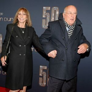 05-03-2016 SHOWBIZZ; HENNY MIEKE DE VROUW VAN WILLEM VAN KOOTEN OVERLEDEN
De vrouw van Willem van Kooten, Henny Mieke, is op 69-jarige leeftijd overleden.
Hij meldt het overlijden in een rouwadvertentie.
Van Kooten (75) is vooral bekend onder zijn DJ-naam Joost den Draaijer. Hij begon als dj op Radio Veronica. Daar werd hij later ook programmaleider. In die tijd zond Radio Veronica nog vanaf een schip op zee uit. Zijn vele woordspelingen en spitsvondigheden qua taal werden zijn handelsmerk. Van Kooten is de geestelijk vader van de Top 40.
foto: Albert den Iseger
