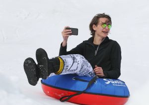 15-03-2017 SHOWBIZZ; TOPPERS MAKEN PLEZIER IN OOSTENRIJK. Gerard Joling-Rene Froger en Jeroen van der Boom waren aan het dollen in de sneeuw. De TOPPERS waren weer op hun best in het Oostenrijkse SEEFELD.
foto: Albert den Iseger