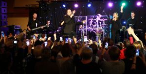 04-03-2017 SHOWBIZZ; FRANS BAUER VIERDE SAMEN MET THEO GROOT HUWELIJKS-LIEFDES JUBILEUM. Frans is al 25 jaar met zijn Marisk en Theo Groot was dit weekend 50 jaar getrouwd. In Hotel Zuiderduin was de zaal te klein voor het grote feest.
foto: Albert den Iseger