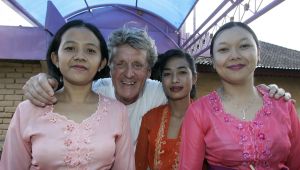 07-05-2005 SHOWBIZZ;PAPARAZZI FOTOGRAAF NOG STEEDS
IN BALI. KRAS REIZEN LAAT TOERISTEN NOG STEEDS IN HET ONGEWISSE.ER IS NOG GEEN ZICHT OP EEN EVENTUELE TERUGREIS.ALBERT IS OOK DAAR OP ZOEK NAAR SHOWNIEUWS.FOTO; DE BALINESE  -DUTCH DIVAS-
FOTO; WAYAN SUCIPTA 