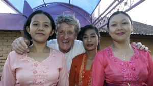 07-05-2005 SHOWBIZZ;PAPARAZZI FOTOGRAAF NOG STEEDS
IN BALI. KRAS REIZEN LAAT TOERISTEN NOG STEEDS IN HET ONGEWISSE.ER IS NOG GEEN ZICHT OP EEN EVENTUELE TERUGREIS.ALBERT IS OOK DAAR OP ZOEK NAAR SHOWNIEUWS.FOTO; DE BALINESE  -DUTCH DIVAS-
FOTO; WAYAN SUCIPTA -ALBERT DEN ISEGER
