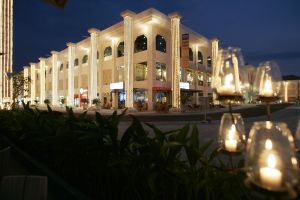 03-05-2005 AKTUEEL; GROOTSTE WINKELCENTRUM IN KUTA-BALI GEOPEND.Een maga shopping mall is vandaag geopend in Kuta Bali,het grootste en het mooiste van deze eilandengroep.Alle grote merken zijn aanwezig met prachtige winkels o.a.PRADA-CARTIER-MONT BLANC-GUESS-TIFFANY ENZ.
FOTO; ALBERT DEN ISEGER