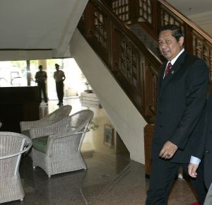04-05-2005 AKTUEEL: PRESIDENT VAN INDONESIE BEZOEKT BALI. President van Indonesie SUSILO BAMBANG YUDHOYONO bezoekt voor de eerste keer Bali.Hier zijn aankomst in het Westin Hotel in Nusa Dua.President Susilo Bambang Yudhoyono met bijnaam Es Bee Jee.
Foto: Albert den Iseger.