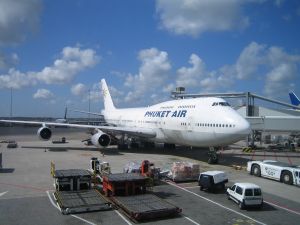 01-05-2005 SHOWBIZZ; PRIVE FOTOGRAAF ZIT VAST OP BALI
Albert den Iseger op zoek naar PRIVE nieuws in Bali zit vast op het eiland,Phuket Air mag niet meer landen op Schiphol  wegens wantoestanden.Ook zijn terugvlucht is geannuleerd samen met vele andere gedupeerden zitten we te wachten op een oplossing.
FOTO; ALBERT DEN ISEGER