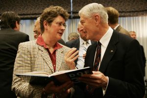 13-04-2005 SHOWBIZZ; DRIES VAN AGT SCHENKT BOEK AAN MEVR.KNETEMANN IN DE NIEUWSPOORT DEN HAAG.
FOTO; ALBERTDEN ISEGER