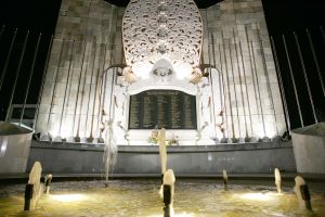 08-05-2005 AKTUEEL;BALI  KUTA KOMEN ELKE DAG VELE HONDERDEN MENSEN NAAR MONUMENT. Het monument ter nagedachtenis van de bomaanslag op 12 oktober 2002 waar bijna 200 slachtoffers vielen trekt elke dag nog vele honderden bezoekers, vaak familie leden of vrienden die er bloemen neerleggen ter nagedachtenis.Het zeer indrukwekkende monument is geplaatst tegenover het braakliggende terrein waar de discotheek heeft gestaan in het centrum van Kuta.
foto: Albert den Iseger.