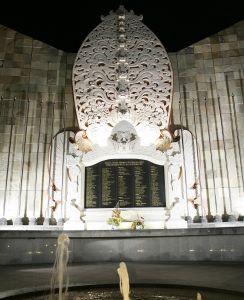 08-05-2005 AKTUEEL;BALI  KUTA KOMEN ELKE DAG VELE HONDERDEN MENSEN NAAR MONUMENT. Het monument ter nagedachtenis van de bomaanslag op 12 oktober 2002 waar bijna 200 slachtoffers vielen trekt elke dag nog vele honderden bezoekers, vaak familie leden of vrienden die er bloemen neerleggen ter nagedachtenis.Het zeer indrukwekkende monument is geplaatst tegenover het braakliggende terrein waar de discotheek heeft gestaan in het centrum van Kuta.
foto: Albert den Iseger.