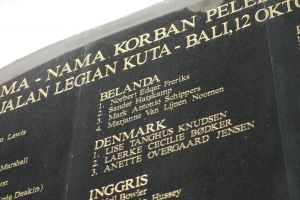 08-05-2005 AKTUEEL;BALI  KUTA KOMEN ELKE DAG VELE HONDERDEN MENSEN NAAR MONUMENT. Het monument ter nagedachtenis van de bomaanslag op 12 oktober 2002 waar bijna 200 slachtoffers vielen trekt elke dag nog vele honderden bezoekers, vaak familie leden of vrienden die er bloemen neerleggen ter nagedachtenis.Het zeer indrukwekkende monument is geplaatst tegenover het braakliggende terrein waar de discotheek heeft gestaan in het centrum van Kuta.
foto: Albert den Iseger.