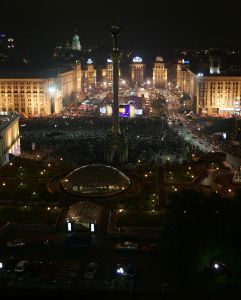 22-05-2005 SHOWBIZZ; ORANJEPLEIN V.D.REVOLUTIE KIEV.
Gisteren E.S.C. finale te Kiev. Het oranjeplein van de revolutie was deze keer bezet door tienduizenden buitenlanders die met elkaar feest vierden en via grote schermen het songfestival  volgden.
foto; Albert den Iseger.