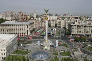 22-05-2005 SHOWBIZZ; ORANJEPLEIN V.D.REVOLUTIE KIEV.
Gisteren E.S.C. finale te Kiev. Het oranjeplein van de revolutie was deze keer bezet door tienduizenden buitenlanders die met elkaar feest vierden en via grote schermen het songfestival  volgden.
foto; Albert den Iseger.