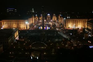 22-05-2005 SHOWBIZZ; ORANJEPLEIN V.D.REVOLUTIE KIEV.
Gisteren E.S.C. finale te Kiev. Het oranjeplein van de revolutie was deze keer bezet door tienduizenden buitenlanders die met elkaar feest vierden en via grote schermen het songfestival  volgden.
foto; Albert den Iseger.