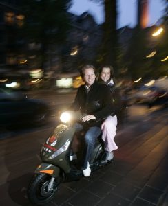31-05-2005 SHOWBIZZ; PAULINE HUIZZINGA EN MICHIEL MOL HAASTEN ZICH NAAR HUIS. Amsterdam het regent,het waait en de baby heeft homger dus snel op de nieuwe scooter naar huis.
foto: Albert den Iseger