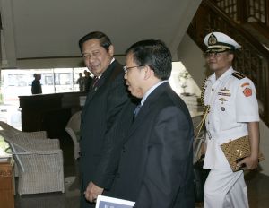04-05-2005 AKTUEEL: PRESIDENT VAN INDONESIE BEZOEKT BALI. President van Indonesie SUSILO BAMBANG YUDHOYONO bezoekt voor de eerste keer Bali.Hier zijn aankomst in het Westin Hotel in Nusa Dua.
Foto: Albert den Iseger.
