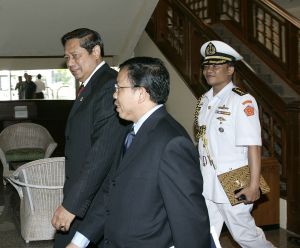 04-05-2005 AKTUEEL: PRESIDENT VAN INDONESIE BEZOEKT BALI. President van Indonesie SUSILO BAMBANG YUDHOYONO bezoekt voor de eerste keer Bali.Hier zijn aankomst in het Westin Hotel in Nusa Dua.
Foto: Albert den Iseger.