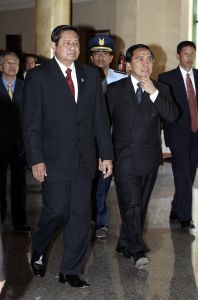 04-05-2005 AKTUEEL: PRESIDENT VAN INDONESIE BEZOEKT BALI. President van Indonesie SUSILO BAMBANG YUDHOYONO bezoekt voor de eerste keer Bali.Hier zijn aankomst in het Westin Hotel in Nusa Dua.PRESIDENT MET DE MINISTER VAN HUMAN RIGHTS.
Foto: Albert den Iseger.