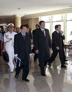 04-05-2005 AKTUEEL: PRESIDENT VAN INDONESIE BEZOEKT BALI. President van Indonesie SUSILO BAMBANG YUDHOYONO bezoekt voor de eerste keer Bali.Hier zijn aankomst in het Westin Hotel in Nusa Dua.
Foto: Albert den Iseger.