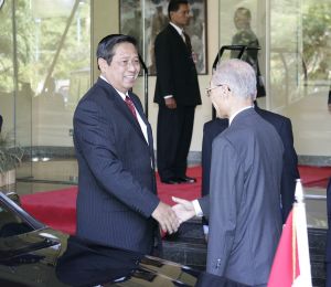 04-05-2005 AKTUEEL: PRESIDENT VAN INDONESIE BEZOEKT BALI. President van Indonesie SUSILO BAMBANG YUDHOYONO bezoekt voor de eerste keer Bali.Hier zijn aankomst in het Westin Hotel in Nusa Dua.
Foto: Albert den Iseger.