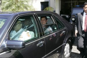 04-05-2005 AKTUEEL: PRESIDENT VAN INDONESIE BEZOEKT BALI. President van Indonesie SUSILO BAMBANG YUDHOYONO bezoekt voor de eerste keer Bali.Hier zijn aankomst in het Westin Hotel in Nusa Dua.
Foto: Albert den Iseger.