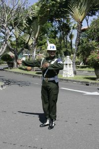 04-05-2005 AKTUEEL: PRESIDENT VAN INDONESIE BEZOEKT BALI. President van Indonesie SUSILO BAMBANG YUDHOYONO bezoekt voor de eerste keer Bali.Hier zijn aankomst in het Westin Hotel in Nusa Dua.Militer polisi
Foto: Albert den Iseger.
