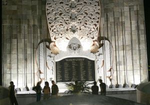 08-05-2005 AKTUEEL;BALI  KUTA KOMEN ELKE DAG VELE HONDERDEN MENSEN NAAR MONUMENT. Het monument ter nagedachtenis van de bomaanslag op 12 oktober 2002 waar bijna 200 slachtoffers vielen trekt elke dag nog vele honderden bezoekers, vaak familie leden of vrienden die er bloemen neerleggen ter nagedachtenis.Het zeer indrukwekkende monument is geplaatst tegenover het braakliggende terrein waar de discotheek heeft gestaan in het centrum van Kuta.
foto: Albert den Iseger.