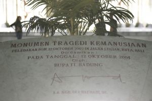 08-05-2005 AKTUEEL;BALI  KUTA KOMEN ELKE DAG VELE HONDERDEN MENSEN NAAR MONUMENT. Het monument ter nagedachtenis van de bomaanslag op 12 oktober 2002 waar bijna 200 slachtoffers vielen trekt elke dag nog vele honderden bezoekers, vaak familie leden of vrienden die er bloemen neerleggen ter nagedachtenis.Het zeer indrukwekkende monument is geplaatst tegenover het braakliggende terrein waar de discotheek heeft gestaan in het centrum van Kuta.
foto: Albert den Iseger.