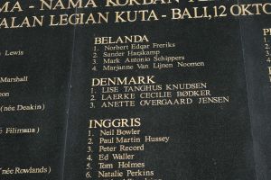 08-05-2005 AKTUEEL;BALI  KUTA KOMEN ELKE DAG VELE HONDERDEN MENSEN NAAR MONUMENT. Het monument ter nagedachtenis van de bomaanslag op 12 oktober 2002 waar bijna 200 slachtoffers vielen trekt elke dag nog vele honderden bezoekers, vaak familie leden of vrienden die er bloemen neerleggen ter nagedachtenis.Het zeer indrukwekkende monument is geplaatst tegenover het braakliggende terrein waar de discotheek heeft gestaan in het centrum van Kuta.
foto: Albert den Iseger.