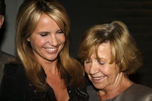 25-04-2006 SHOWBIZZ; GOOISCHE VROUWEN PRESENTEREN DVD IN HILVERSUM. Linde de Mol  Annet Malherbe  Susan Visser en de rest van de crew waren aanwezig om de dvd te presenteren aan de vele gasten.
foto: Albert den Iseger