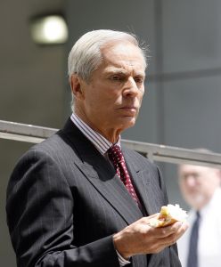 13-05-2006 SHOWBIZZ; TE GAST BIJ BOB SIMON IN ZIJN PROGRAMMA GOOD MORNING AMERICA. Vanaf het grootste cruise schip te wereld FREEDOM OFF THE SEAS presenteerde Bob Simon Good Morning America. Het was namelijk de eerste keer dat dit schip New York aandeed. 4500 passagiers, 1600 personeelsleden, zwembaden, shoppingcentra\'s,wild water baan voor surfers enz enz. te veel om op te noemen. Wij waren te gast bij Bob Simon en zijn veel besproken en bekeken programma.Later meer foto\'s op deze site.
foto: Albert den Iseger.