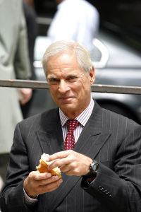13-05-2006 SHOWBIZZ; TE GAST BIJ BOB SIMON IN ZIJN PROGRAMMA GOOD MORNING AMERICA. Vanaf het grootste cruise schip te wereld FREEDOM OFF THE SEAS presenteerde Bob Simon Good Morning America. Het was namelijk de eerste keer dat dit schip New York aandeed. 4500 passagiers, 1600 personeelsleden, zwembaden, shoppingcentra\'s,wild water baan voor surfers enz enz. te veel om op te noemen. Wij waren te gast bij Bob Simon en zijn veel besproken en bekeken programma.Later meer foto\'s op deze site.
foto: Albert den Iseger.