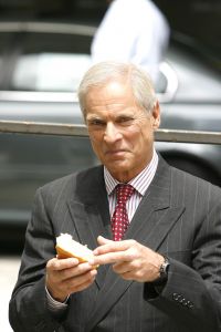 13-05-2006 SHOWBIZZ; TE GAST BIJ BOB SIMON IN ZIJN PROGRAMMA GOOD MORNING AMERICA. Vanaf het grootste cruise schip te wereld FREEDOM OFF THE SEAS presenteerde Bob Simon Good Morning America. Het was namelijk de eerste keer dat dit schip New York aandeed. 4500 passagiers, 1600 personeelsleden, zwembaden, shoppingcentra\'s,wild water baan voor surfers enz enz. te veel om op te noemen. Wij waren te gast bij Bob Simon en zijn veel besproken en bekeken programma.Later meer foto\'s op deze site.
foto: Albert den Iseger.
