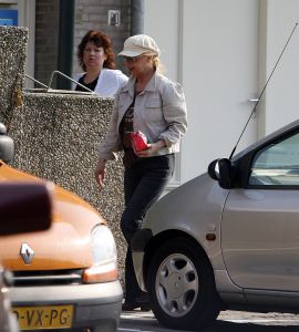 10-05-2006 SHOWBIZZ; BONNY ST. CLAIR HEEFT EEN TE GROOT PROBLEEM MET ROBERT LONG. Nadat Robert haar een varken noemde in een interview heeft Bonny de messen geslepen. Deze week het hele verhaal in de Prive. Een nieuwe showbizz oorlog is uitgebroken.Bij deze foto is Bonny op weg naar het politiebureau voor een aangifte ivm smaad.
foto: Albert den Iseger