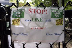 14-05-2006 DAGELIJKS LEVEN; DOGGY DATING IN NEW YORK IS MORE THE A HOT ITEM. In Washington Square Park is het elke dag feest voor de honden van New York.Er zijn daar 2 legale plaatsen waar de baasjes hun honden uit kunnen laten ze heten the dog run the small one voor kleine hondjes en the big one voor de grotere honden.Het is ook een sociale ontmoeting plaats voor allerlei honden liefhebbers.Er is hier een nieuwe rage ontstaan: Doggy dating. Allerlei hondjes komen met hun baasjes nu gekleed in de meest bizarre kleertjes, schoenen,petjes en make up.De gehele dag hoor je de meest opmerkelijke namen van alle populaire haute couture ontwerpers.De honden heten tegenwoordig hier Percy ,Ginchic ,Licorice, Ilah, Coco Chanel, Chivi, Barbie, Loverly enz.Het is echt een parade van allerlei tot over the top aangeklede hondjes die kennis met elkaar maken,snuffelen, likken en af en toe wat blaffen.De baasjes zijn meestal oud acteurs, actrices en sommige zien eruit als porno sterren.Al met al een zeer bonte vertooning en leuk om te zien. Flirten op een zondagmiddag in Washington Square Park is niet allen voor  baasjes maar nu ook voor de hondjes.
foto: Albert den Iseger