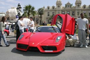 
Beschrijving foto:
08-05-2006 SHOWBIZZ; TREBLE GAAT VOOR DE HOOGSTE TREDE IN ATHENE. Ze zullen niet zwichten voor het grote geld alles is bij hun back to the basic.Geen Ferrari of Porsche,geen grote huizen en glamour feesten, maar eenvoudig lekker muziek maken en we zullen geen gebruik maken van Haute Couture of special make up, zij Caroline in Monaco. De bookies in Engeland verwachten helemaal niets van Treble, op het moment staan ze helemaal onder aan de lijst en bij inzet van 1 pond krijgt u bij overwinning van Treble van het ESC maar liefst 100 pond uitgekeerd. De 3 spontane meiden blijven er echter heel nuchter over en gaan gewoon hun ding doen in Athene. 
foto: Albert den Iseger