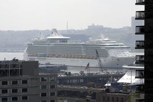 13-05-2006 SHOWBIZZ; TE GAST BIJ BOB SIMON IN ZIJN PROGRAMMA GOOD MORNING AMERICA. Vanaf het grootste cruise schip te wereld FREEDOM OFF THE SEAS presenteerde Bob Simon Good Morning America. Het was namelijk de eerste keer dat dit schip New York  aandeed. 4500 passagiers, 1600 personeelsleden, zwembaden, shoppingcentra\'s,wild water baan voor surfers enz enz. te veel om op te noemen. Wij waren te gast bij Bob Simon en zijn veel besproken en bekeken programma.Later meer foto\'s  op deze site.
foto: Albert den Iseger.