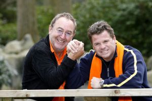 22-05-2006 SHOWBIZZ; HARRY VERMEEGEN EN WOLTER KROES SCOREN EN WINNEN. Harry Vermeegen was even terug in Nederland om met Wolter Kroes een single op te nemen en de daar bij passende videoclip.Na jaren zijn weggeweest te zijn van de Nederlandse beeldbuis is Harry Vermeegen weer terug met een dagelijks tv-programma bij de Tros op Nederland 2.Harry zocht een nieuw voetballied en die heeft hij gevonden bij Wolter Kroes,samen hebben zij een nieuwe tekst geschrven en samen hebben zij het nieuwe lied \