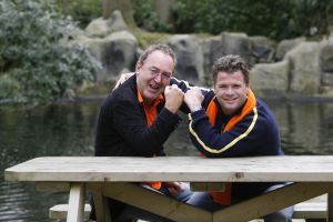 22-05-2006 SHOWBIZZ; HARRY VERMEEGEN EN WOLTER KROES SCOREN EN WINNEN. Harry Vermeegen was even terug in Nederland om met Wolter Kroes een single op te nemen en de daar bij passende videoclip.Na jaren zijn weggeweest te zijn van de Nederlandse beeldbuis is Harry Vermeegen weer terug met een dagelijks tv-programma bij de Tros op Nederland 2.Harry zocht een nieuw voetballied en die heeft hij gevonden bij Wolter Kroes,samen hebben zij een nieuwe tekst geschrven en samen hebben zij het nieuwe lied \