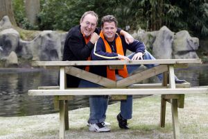 22-05-2006 SHOWBIZZ; HARRY VERMEEGEN EN WOLTER KROES SCOREN EN WINNEN. Harry Vermeegen was even terug in Nederland om met Wolter Kroes een single op te nemen en de daar bij passende videoclip.Na jaren zijn weggeweest te zijn van de Nederlandse beeldbuis is Harry Vermeegen weer terug met een dagelijks tv-programma bij de Tros op Nederland 2.Harry zocht een nieuw voetballied en die heeft hij gevonden bij Wolter Kroes,samen hebben zij een nieuwe tekst geschrven en samen hebben zij het nieuwe lied \