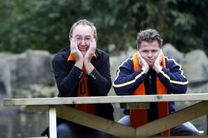 22-05-2006 SHOWBIZZ; HARRY VERMEEGEN EN WOLTER KROES SCOREN EN WINNEN. Harry Vermeegen was even terug in Nederland om met Wolter Kroes een single op te nemen en de daar bij passende videoclip.Na jaren zijn weggeweest te zijn van de Nederlandse beeldbuis is Harry Vermeegen weer terug met een dagelijks tv-programma bij de Tros op Nederland 2.Harry zocht een nieuw voetballied en die heeft hij gevonden bij Wolter Kroes,samen hebben zij een nieuwe tekst geschrven en samen hebben zij het nieuwe lied \
