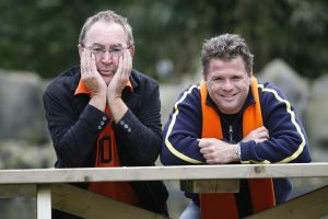 22-05-2006 SHOWBIZZ; HARRY VERMEEGEN EN WOLTER KROES SCOREN EN WINNEN. Harry Vermeegen was even terug in Nederland om met Wolter Kroes een single op te nemen en de daar bij passende videoclip.Na jaren zijn weggeweest te zijn van de Nederlandse beeldbuis is Harry Vermeegen weer terug met een dagelijks tv-programma bij de Tros op Nederland 2.Harry zocht een nieuw voetballied en die heeft hij gevonden bij Wolter Kroes,samen hebben zij een nieuwe tekst geschrven en samen hebben zij het nieuwe lied \