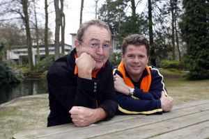22-05-2006 SHOWBIZZ; HARRY VERMEEGEN EN WOLTER KROES SCOREN EN WINNEN. Harry Vermeegen was even terug in Nederland om met Wolter Kroes een single op te nemen en de daar bij passende videoclip.Na jaren zijn weggeweest te zijn van de Nederlandse beeldbuis is Harry Vermeegen weer terug met een dagelijks tv-programma bij de Tros op Nederland 2.Harry zocht een nieuw voetballied en die heeft hij gevonden bij Wolter Kroes,samen hebben zij een nieuwe tekst geschrven en samen hebben zij het nieuwe lied \
